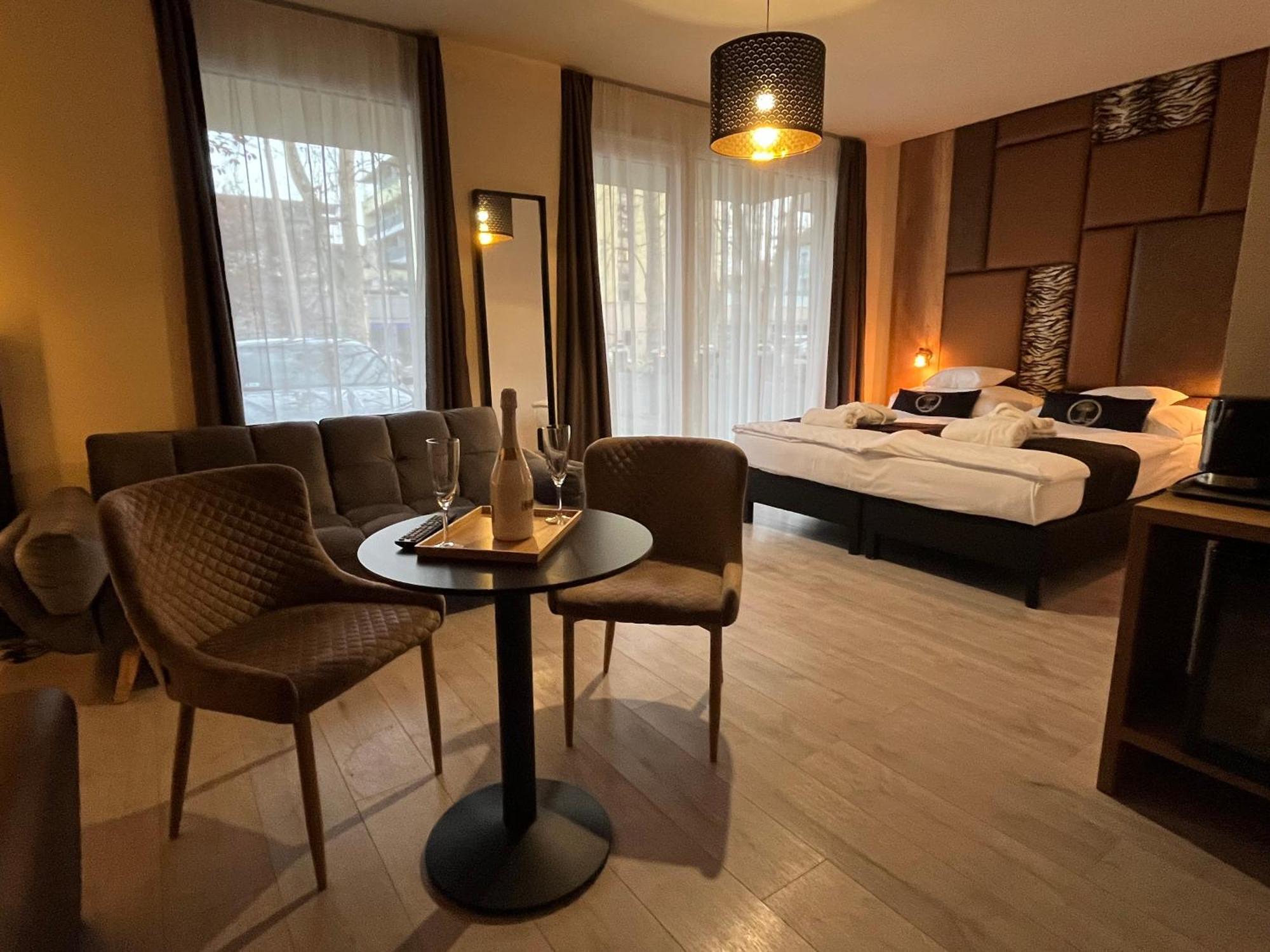 Baobab Suites Siófok Esterno foto